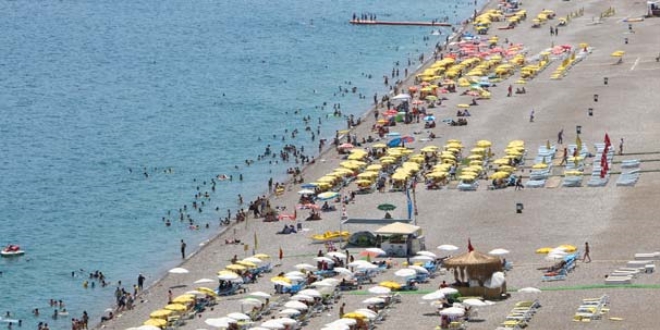 Antalya'da sıcaktan bunalan denize koştu