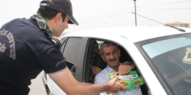 Muş'ta polislerden vatandaşlara şeker ikramı