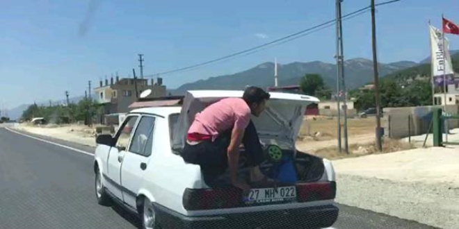 10 kişinin bulunduğu otomobilin bagajında tehlikeli yolculuk