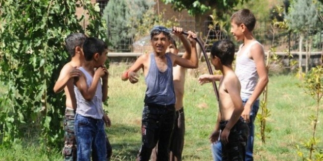 S�caktan bunalanlar parklarda serinledi