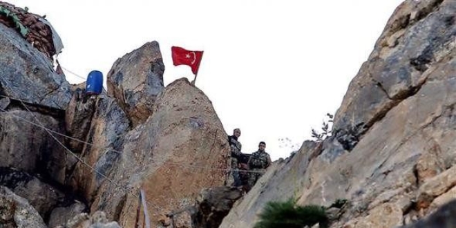Mehmetçik İkiyaka Dağları'nda bayramlaştı