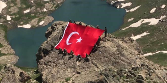 Mehmetçik 'girilemez' denilen yerde dev Türk bayrağı açtı