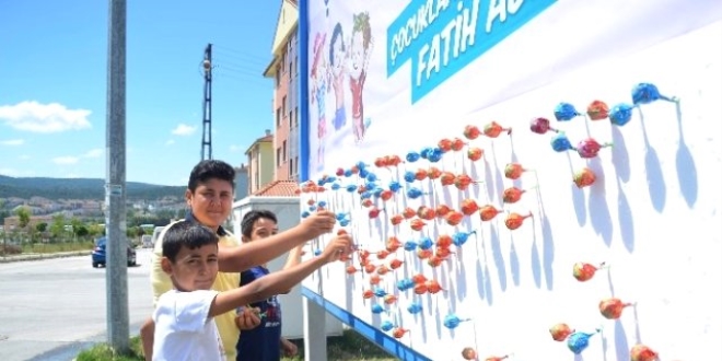 Çocukların bayram şekeri reklam panolarında