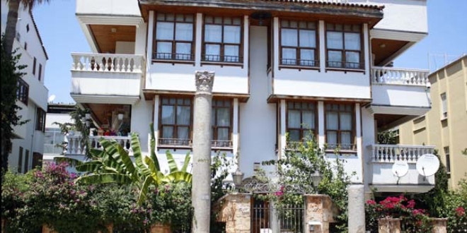2 bin yıllık sütunların bir apartmanın önüne konulmasına tepki