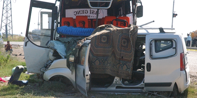 Adana'da trafik kazası: Ölü ve yaralılar var