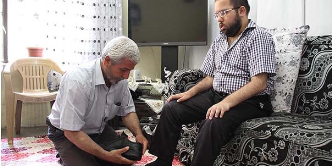 Engelli oğlunun eli ayağı oldu