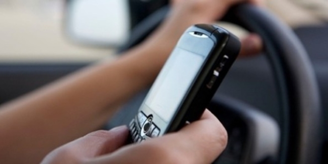 İki kişiden biri araç kullanırken telefonla konuşuyor
