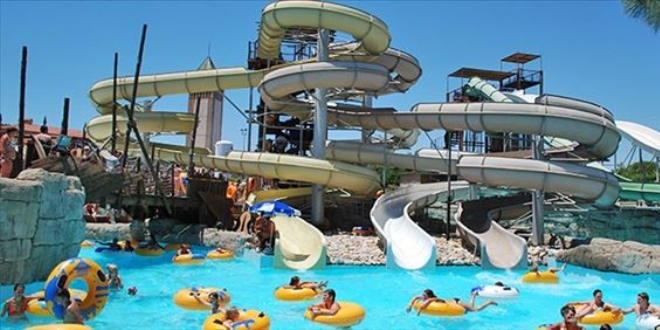 Antalya'da sahiller ve su parkları doldu