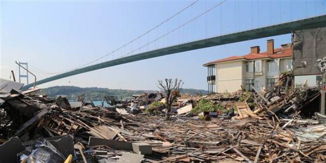 Boğaz'daki kaçak yapıların enkazı kaldırılmaya başlandı