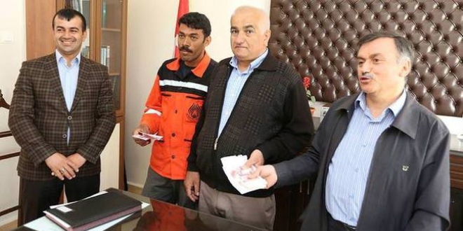 Temizlik işçisi bulduğu parayı sahibine teslim etti