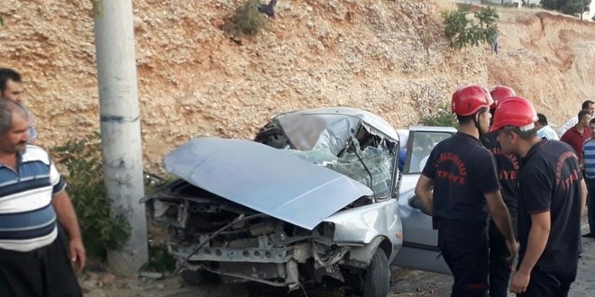 Kahramanmaraş'ta otomobil direğe çarptı: 1 ölü, 5 yaralı