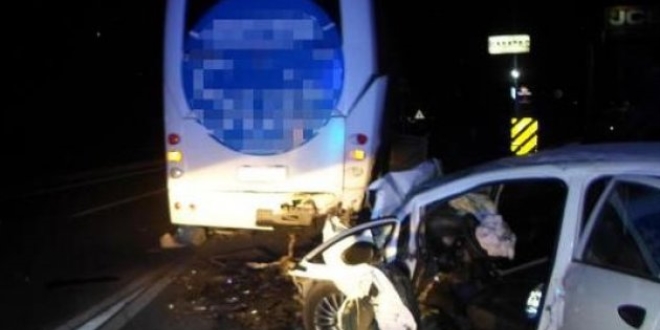 Yolcu otobüsüyle çarpışan otomobil ikiye bölündü