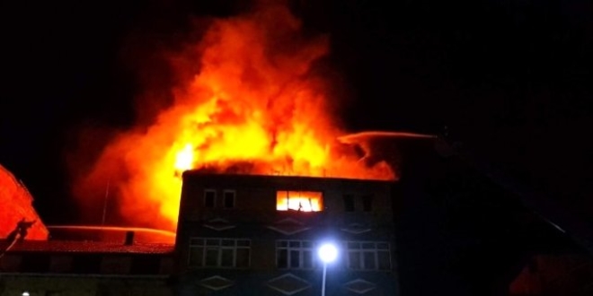 Beykoz'da bir evde çıkan yangında iki kadın yaralandı.
