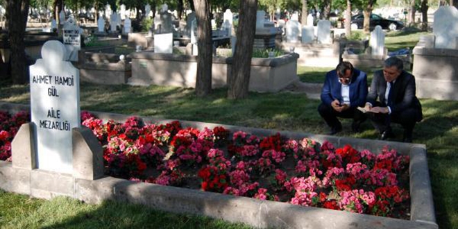 Abdullah Gl, babasnn mezarn ziyaret edip, dua etti