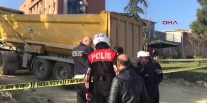 Kamyonun �arpt��� kad�n ile 8 ayl�k bebe�i �ld�