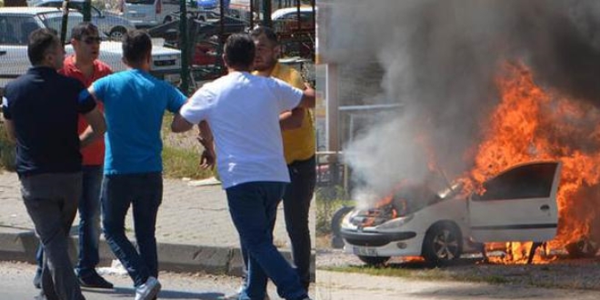 Hacizli otomobili, polise vermemek i�in yakt�lar