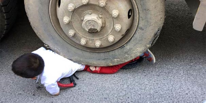 Hafriyat kamyonunun altından şans eseri kurtuldu