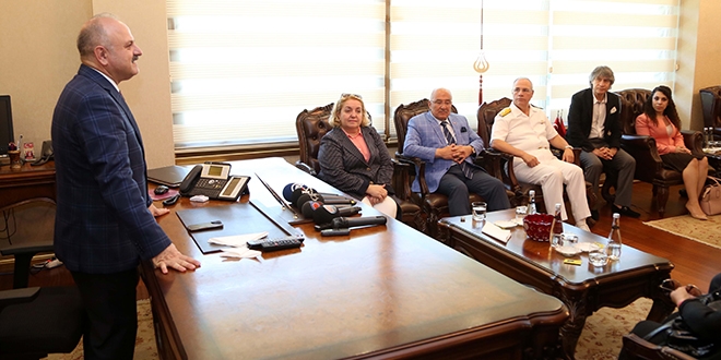 Mersin Valisi, kente gözyaşlarıyla veda etti