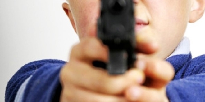 �ocuklar�n tabancayla oyunu kanl� bitti: 2 �l�, 1 yaral�