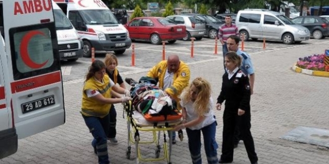 Gümüşhane'de otomobil şarampole devrildi: 5 yaralı