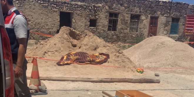 Kum yığının altında kalan 9 yaşındaki çocuk öldü