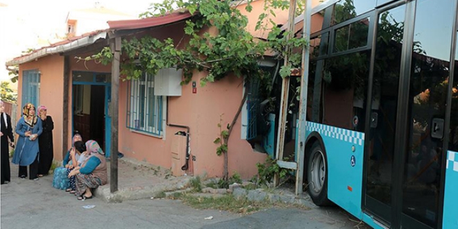 3 çocuğun uyuduğu eve otobüs girdi!