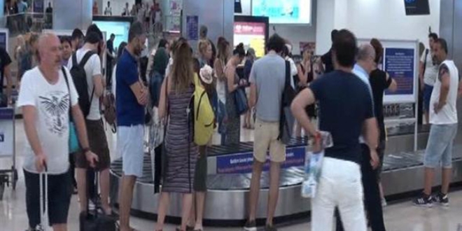 Havalimanı'nda bagajlar gecikti, ortalık karıştı...