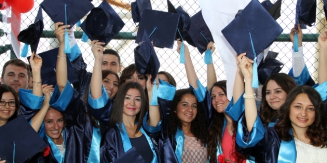 PÜ'de mezuniyet sırasında 10 öğrenci fenalaştı