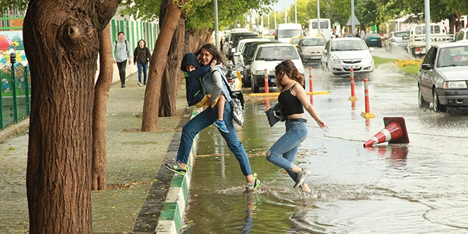 Kırklareli'de sağanak nedeniyle bazı ev ve iş yerlerini su bastı