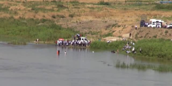 Nehirde ak�nt�ya kap�lan �ocu�un cesedi bulundu