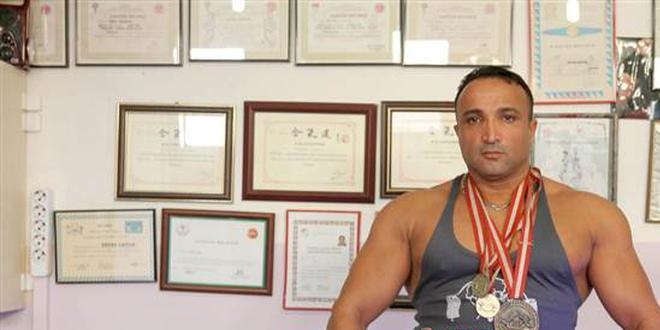 Bisikletten d��en antren�r hayat�n� kaybetti