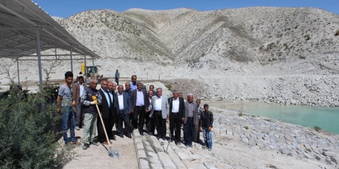 Samsatl�lar zemini sa�lam yere ta��nmak istiyor