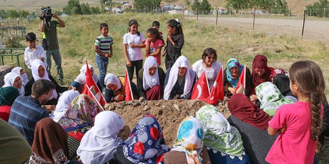 'Başımızı hiç eğmeyeceğiz onlardan korkmuyoruz'
