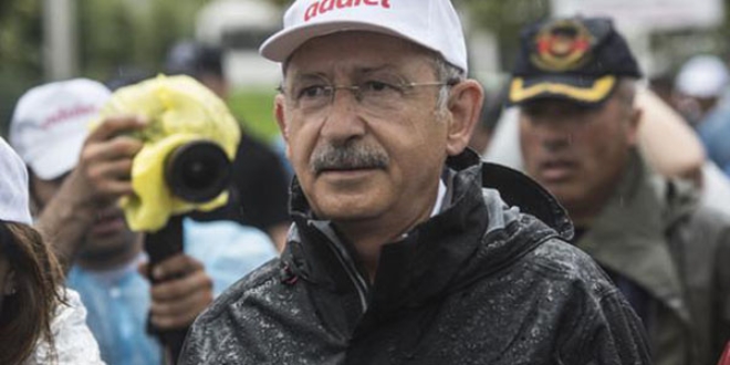 Kılıçdaroğlu, yürüyüşün 20'nci günde yağmurda yürüdü