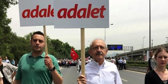 Kldarolu'na 'Rabia' ve 'Bozkurt' iareti ile protesto