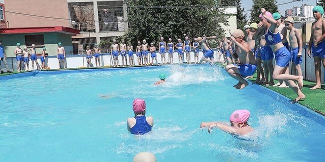 Okul bahelerine portatif havuz kuruldu