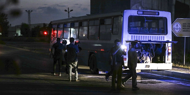 Cezaevi personelini taşıyan otobüste yangın çıktı