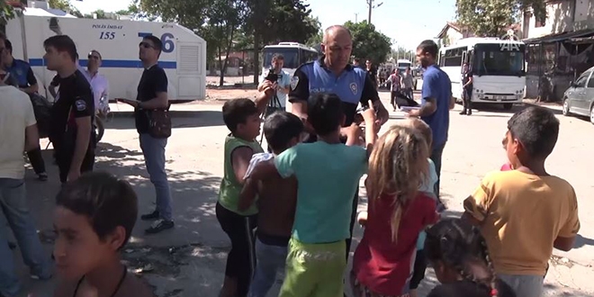 'Narko-sokak' operasyonunda çocuklara balon ve çikolata