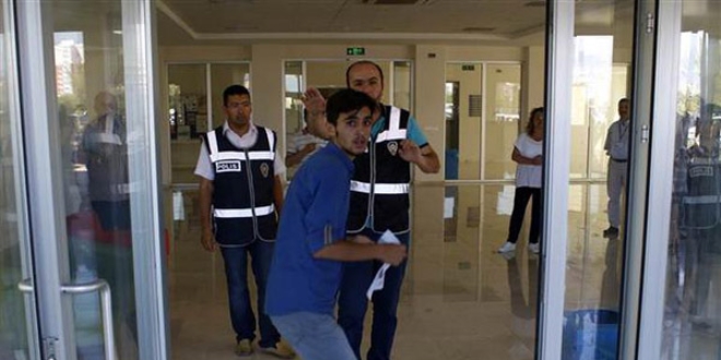 Sınava geç kalan öğrencilere polisten yardım
