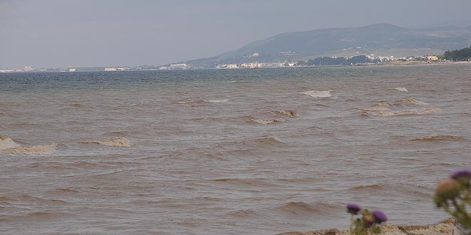 Yalova'daki kuvvetli yağış denizin rengini değiştirdi
