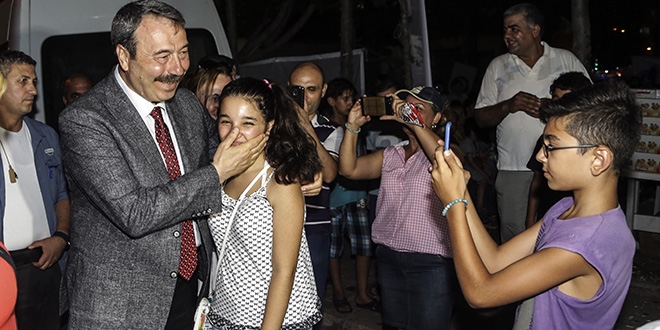 Adana Emniyet M�d�r� Ak, pamuk �ekeri yap�p da��tt�