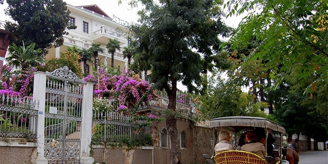 Polis, Büyükada'daki çok özel toplantıyı bastı