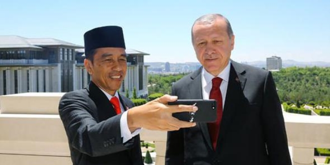 Konuk Cumhurbaşkanı'ndan külliye özçekimi