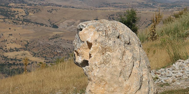 Adyaman'da 2 bin yllk heykel tahrip edildi