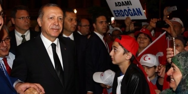 Erdoğan, Türk vatandaşların sevgi gösterisiyle karşılandı