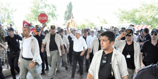 Tahrik yürüyüşünde kanlı oyun