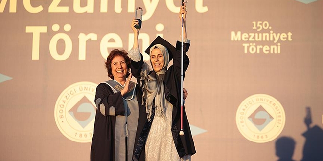Görme engelli anne üniversiteyi birincilikle bitirdi