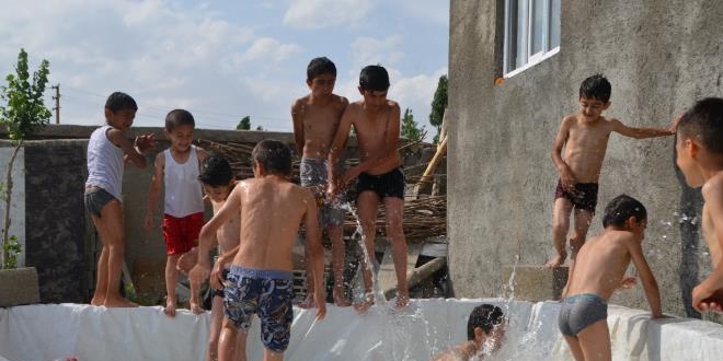Havuzu çocuklar yaptı suyu itfaiye doldurdu