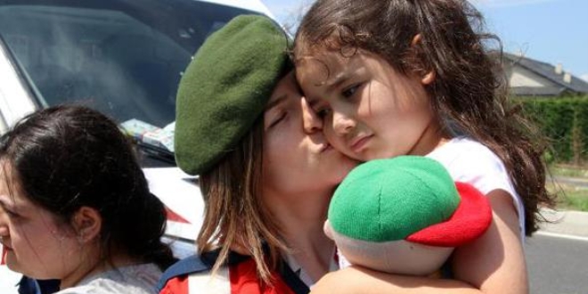 5 yaşındaki çocuğu kadın astsubay sakinleştirdi