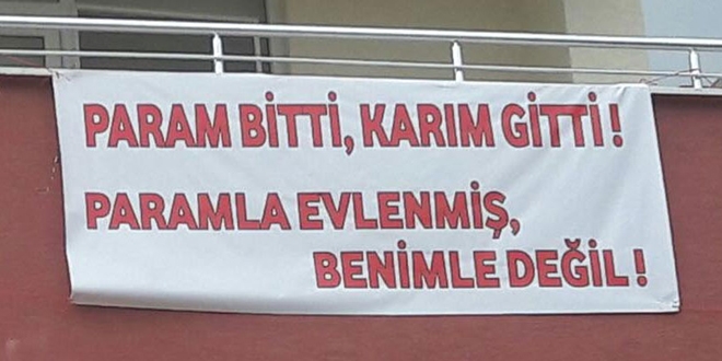 Kendisini terk eden eşine pankartlı sitem